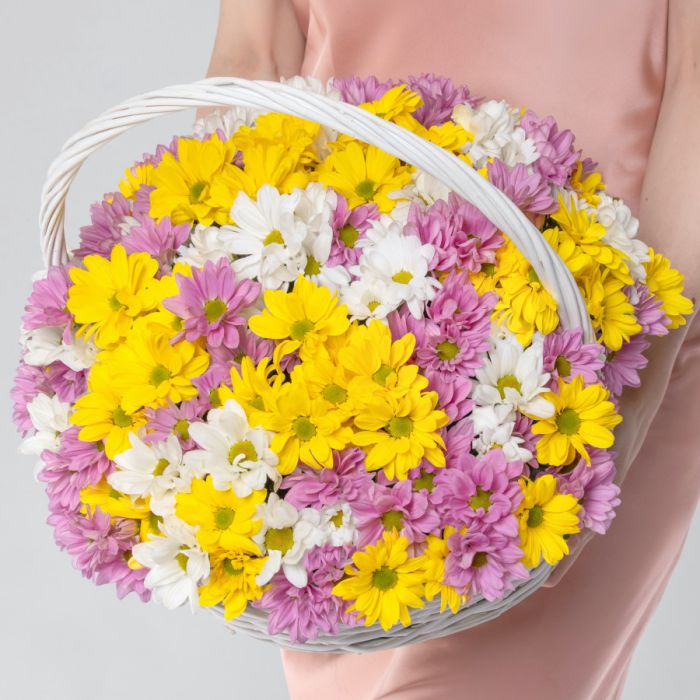 25 Bush Chrysanthemums Chamomile Mix in a basket