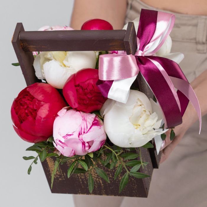 9 Peonies Mix in a box