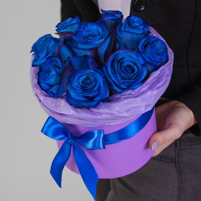 9 Blue Roses in a box stabilized