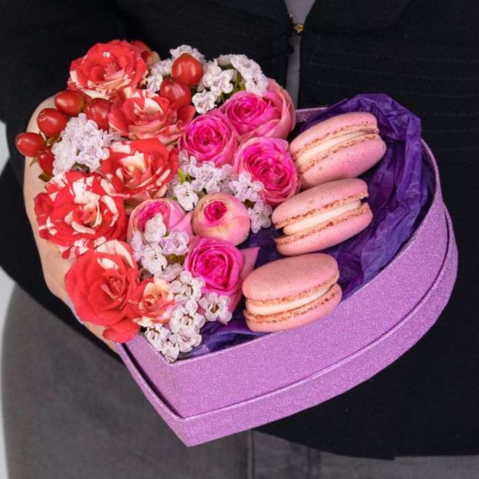 Bouquet Т15 Flowers and 5 MacaroniУ in a heart box