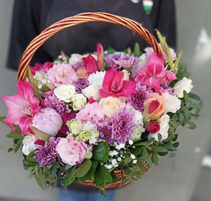 Bouquet of the Day ТSincere FeelingsУ in a basket