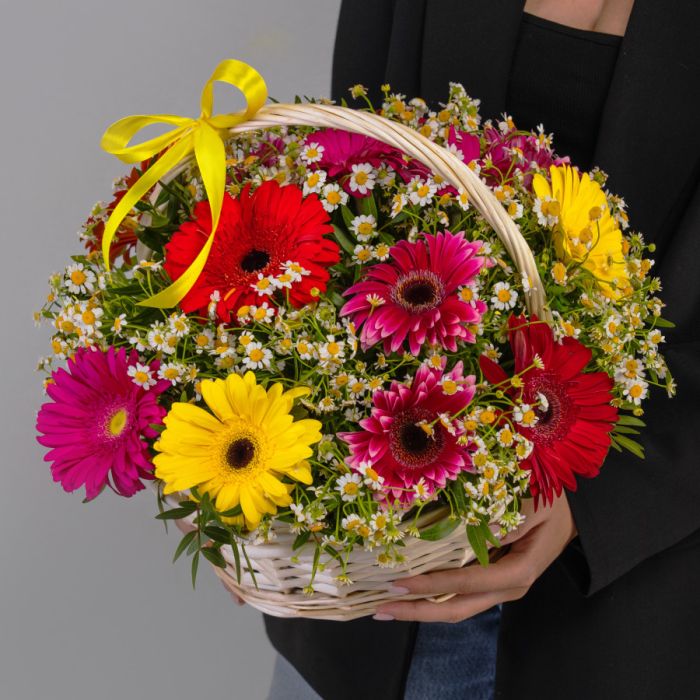 Bouquet ТGerberas and ChamomileУ in a basket