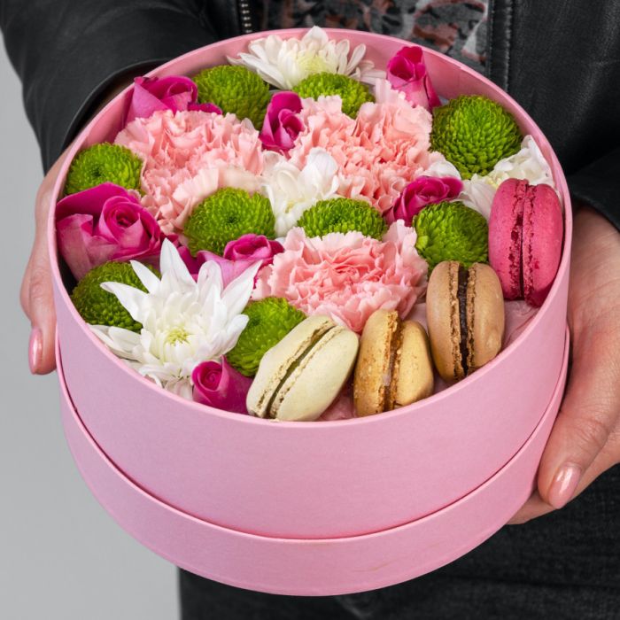 Bouquet ТFlowers Mix and 5 Macaroni MixУ in a box