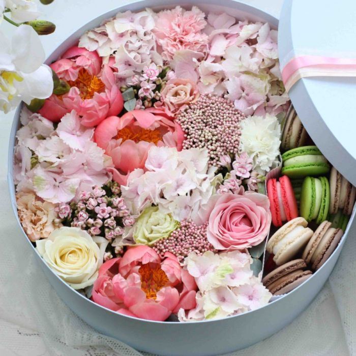 Bouquet Т15 Mix Flowers and 10 MacaroniУ in a box