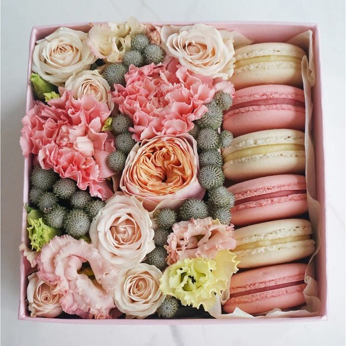 Bouquet ТBrunia, Rose, Carnation and MacaroniУ in a box