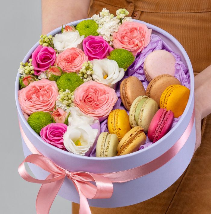 Bouquet ТFlowers Mix and MacaroniУ in a box