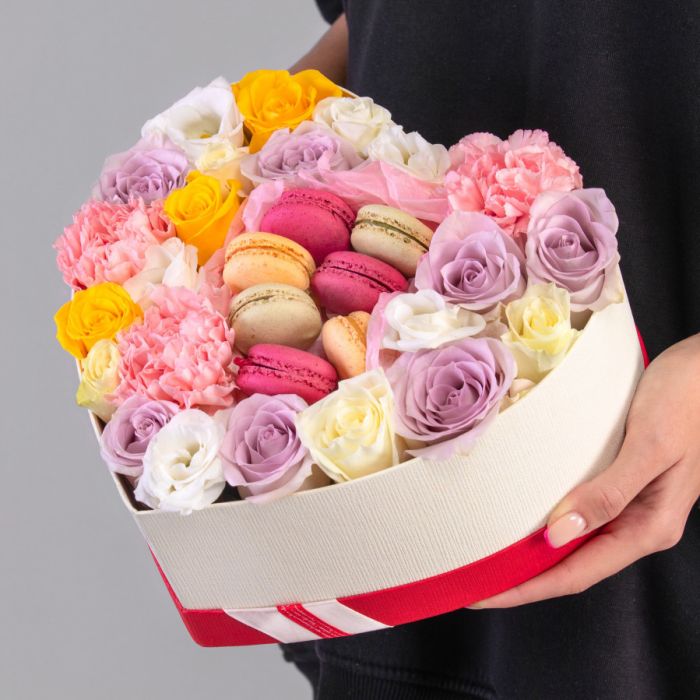 Bouquet ТMix Flowers and MacaroniУ in a heart box